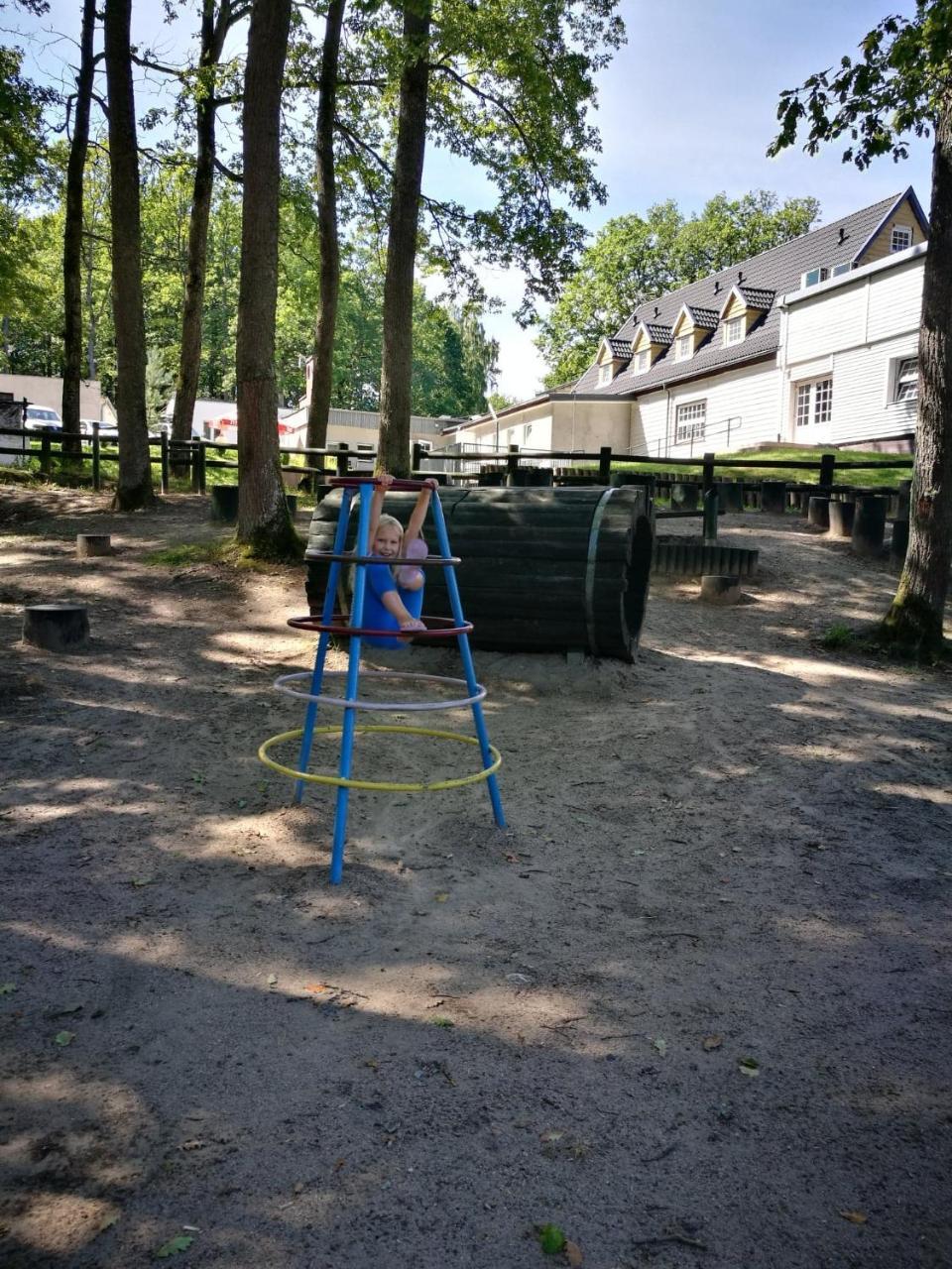 Pokoje Hotelowe Nad Jeziorem Jelen Bytów Exterior foto